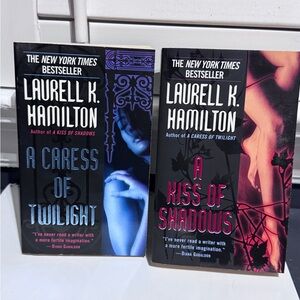 📚✨ Laurel K. Hamilton Paperback Bundle – Vampires, Magic,Timeless Adventure! ✨📚